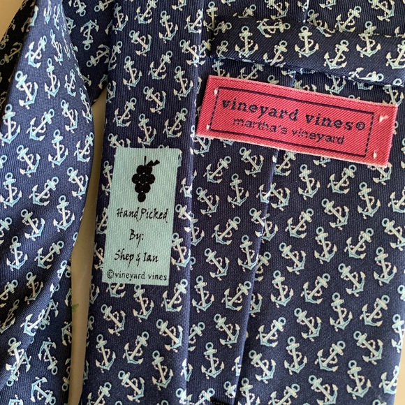 Vineyard Vines Necktie 100% Silk - Picture 3 of 3